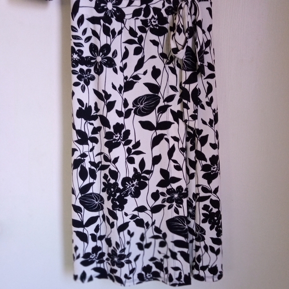 Bisou Bisou Michelle Bohbot black & white floral wrap midi dress size 4 NWOT - Picture 2 of 8